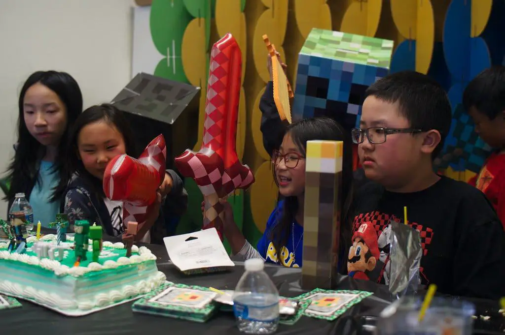 children having a Minecraft Party